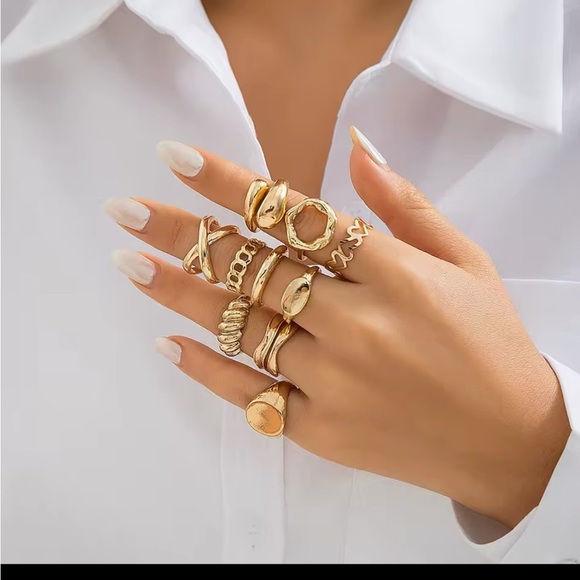 Radiant Gold Ring with Intricate Detailing and Sparkling Gemstones
10 piece set - Picture 4 of 4